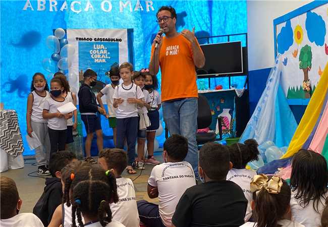 Escolas da rede municipal recebem autor do livro Lua, Colar, Coral, Mar